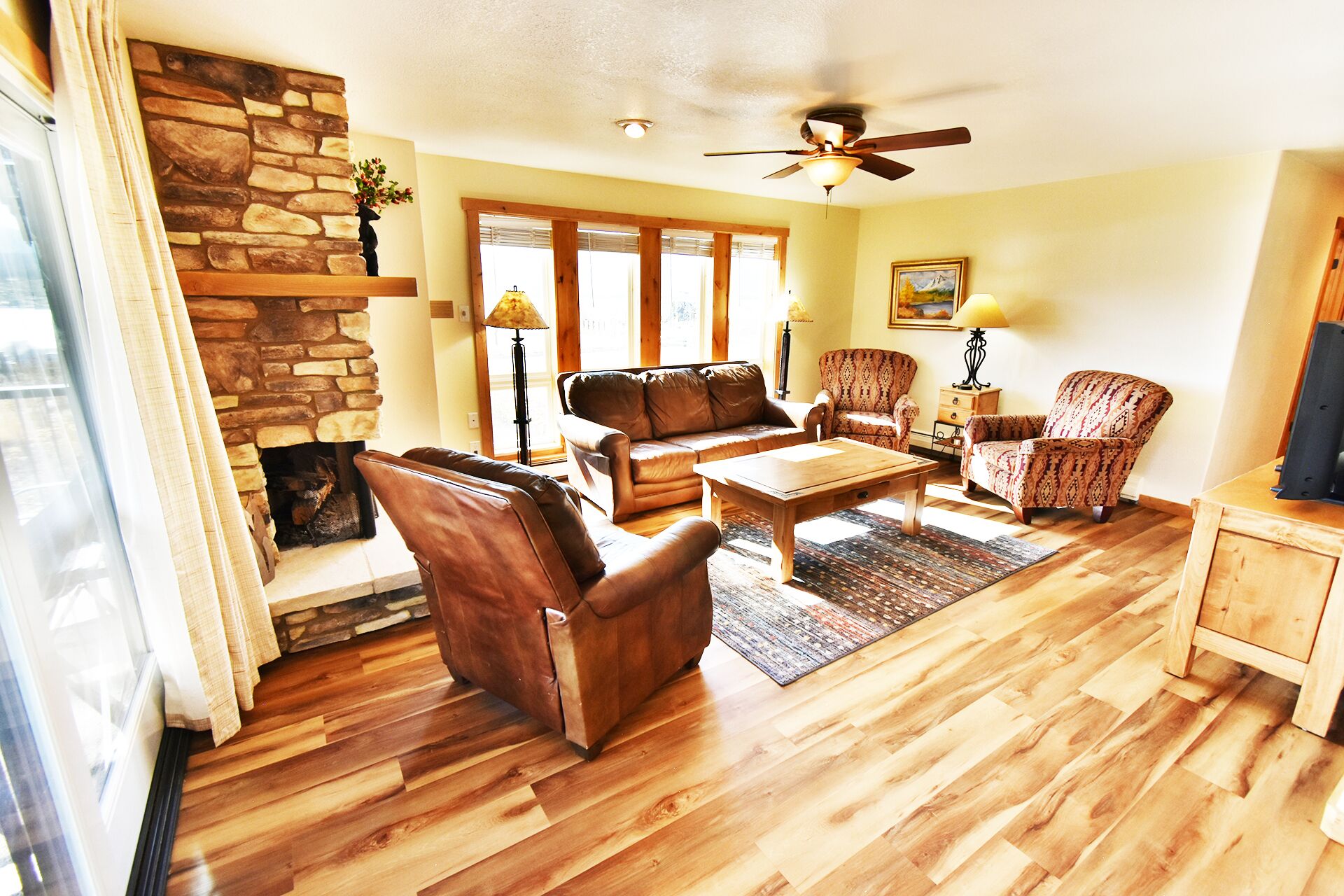 Ground Floor, Big Pool, Hot Tubs! Walk to Concerts, Dining, Events, Marina