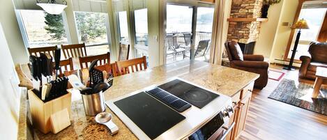 冷蔵庫、電子レンジ、オーブン、コンロ