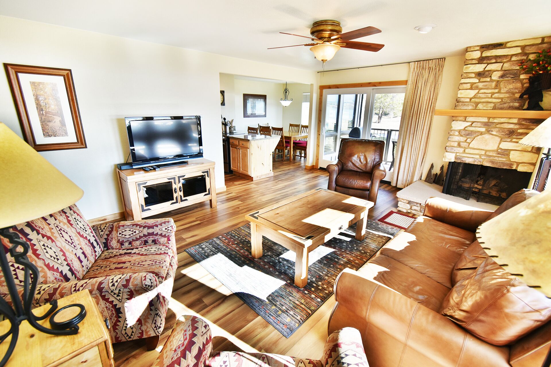 Ground Floor, Big Pool, Hot Tubs! Walk to Concerts, Dining, Events, Marina