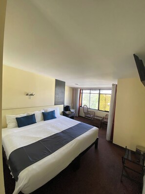In-room safe, desk, laptop workspace, iron/ironing board - Hotel Andenes Arequipa (Arequipa)