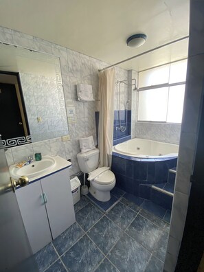 Suite estudio junior | Baño | Secadora de cabello, toallas, jabón, shampoo 