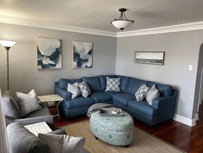 TV - Huron Ave · Spacious & Peaceful Home in the heart of Sheboygan (Sheboygan)