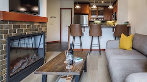 Smart TV, fireplace, books, offices - Mountain Luxe (Canmore)