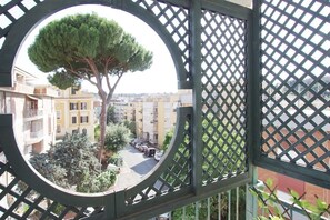 Property grounds - Elegant Vatican view apartment, large ideal for couples, families and groups  (Roma)