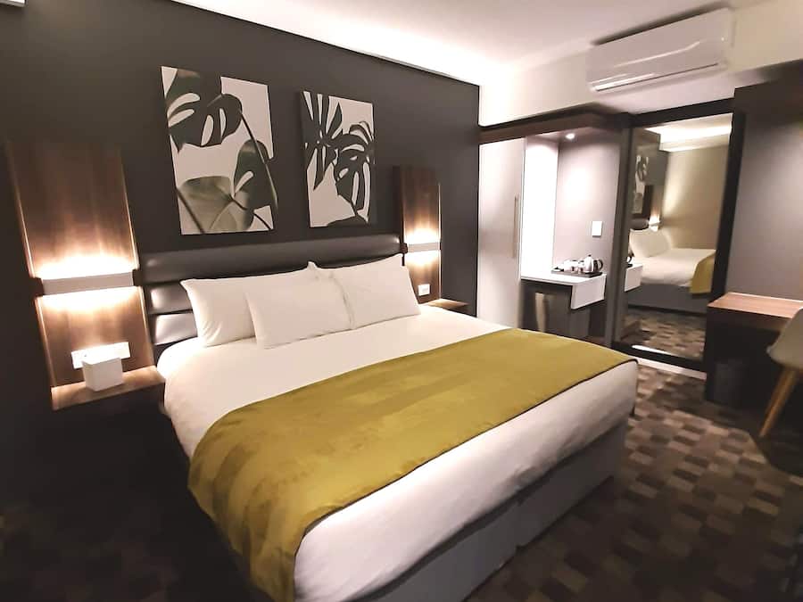 Standard Room | Minibar, in-room safe, desk, laptop workspace