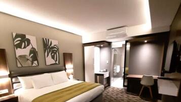 Minibar, brankas, meja kerja, dan ruang kerja ramah laptop