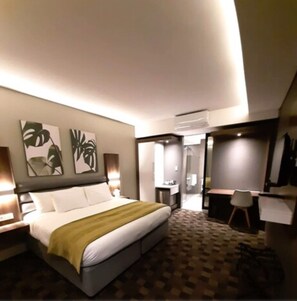 Minibar, in-room safe, desk, laptop workspace - Copperwood Hotel and Conferencing (Brits)