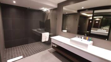 Shower, pancuran hujan, perlengkapan mandi gratis, dan pengering rambut