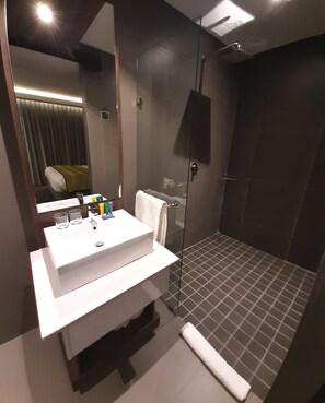 Habitación estándar | Baño | Regadera, regadera tipo lluvia, amenidades de baño gratuitas 