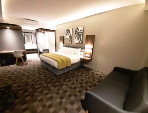 Minibar, in-room safe, desk, laptop workspace - Copperwood Hotel and Conferencing (Brits)