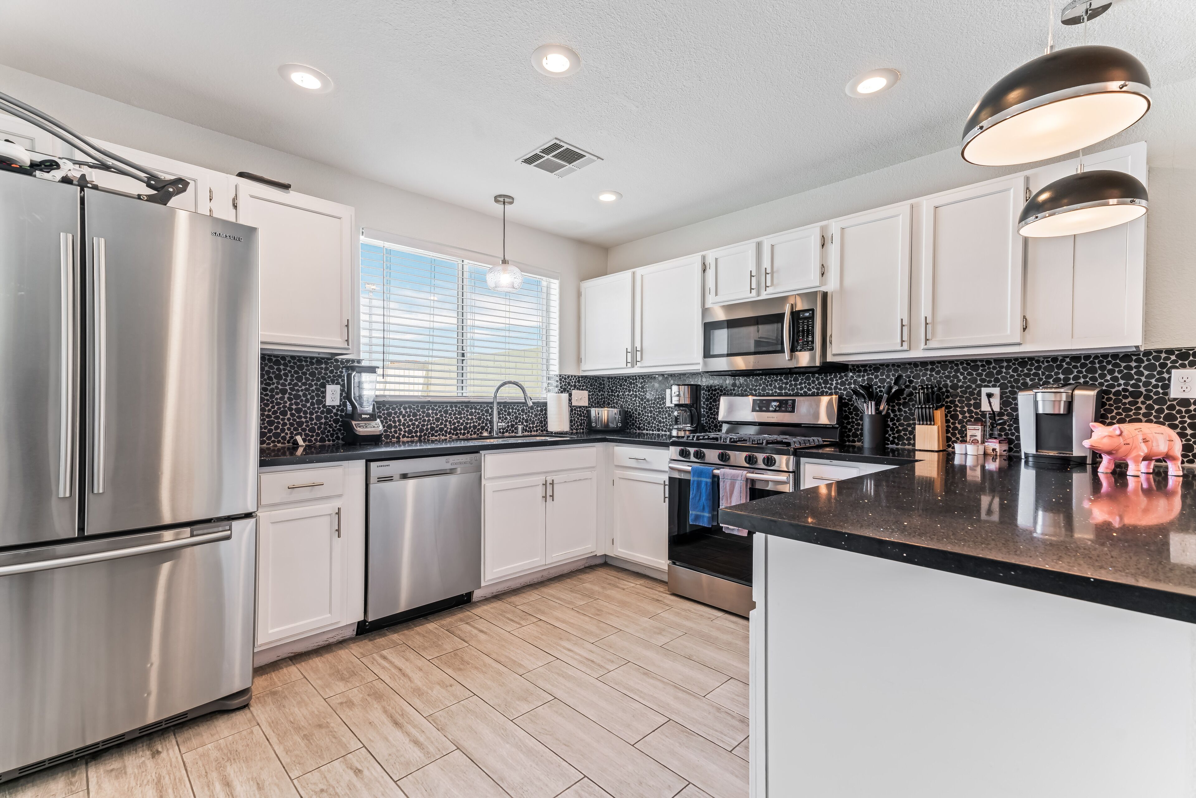 STUNNING 5 BDR HOUSE W/ HEATED POOL, FOR 10 GUESTS