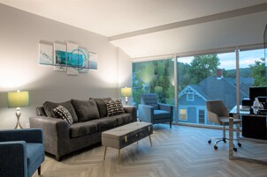 Large Luxury 2 Bedroom Suite with Livingroom, three 65'' TVs - Complimentary Drinks - Non-smoking | Living room | 65-inch Smart TV with satellite channels, TV, Netflix