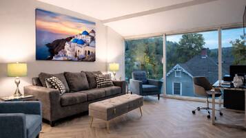 Large Luxury 2 Bedroom Suite with Livingroom, three 65'' TVs - Complimentary Drinks - Non-smoking | Living area