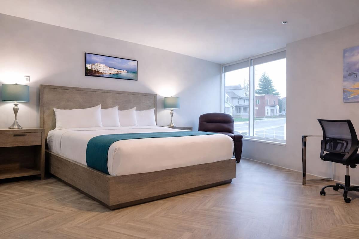 Handicap Accessible Super Premium Luxurious King Room, Complimentary Drinks - Non-smoking | Egyptian cotton sheets, premium bedding, down comforters, pillowtop beds