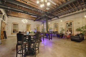 Casa, varias camas (417 Mansion) | Sala de estar | Televisión, chimenea y reproductor de DVD 