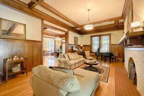 Casa, varias camas (417 Mansion) | Sala de estar | Una televisión, una chimenea, un reproductor de DVD