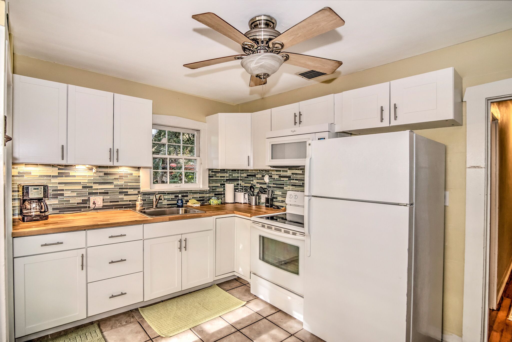 BEACH!Beautiful Clean+ Kingbed+Wifi, Patio+2bikes-takeout & deli close