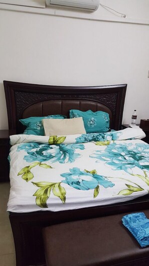 2 habitaciones, espacio para trabajar con laptop y ropa de cama 