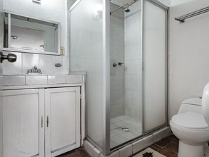 Ducha, artículos de tocador gratuitos, toallas, jabón