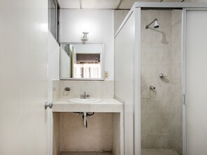 Shower, free toiletries, towels, soap - OYO Hotel Halley (León)