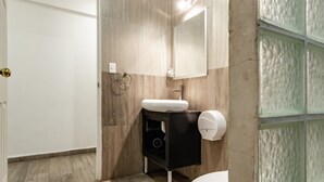 Dusche, kostenlose Toilettenartikel, Handtücher, Seife