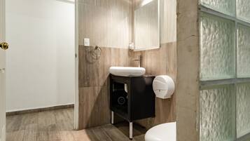 Regadera, amenidades de baño gratuitas, toallas, jabón