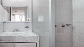 Regadera, amenidades de baño gratuitas, toallas, jabón