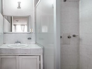 Shower, free toiletries, towels, soap - OYO Hotel Halley (León)