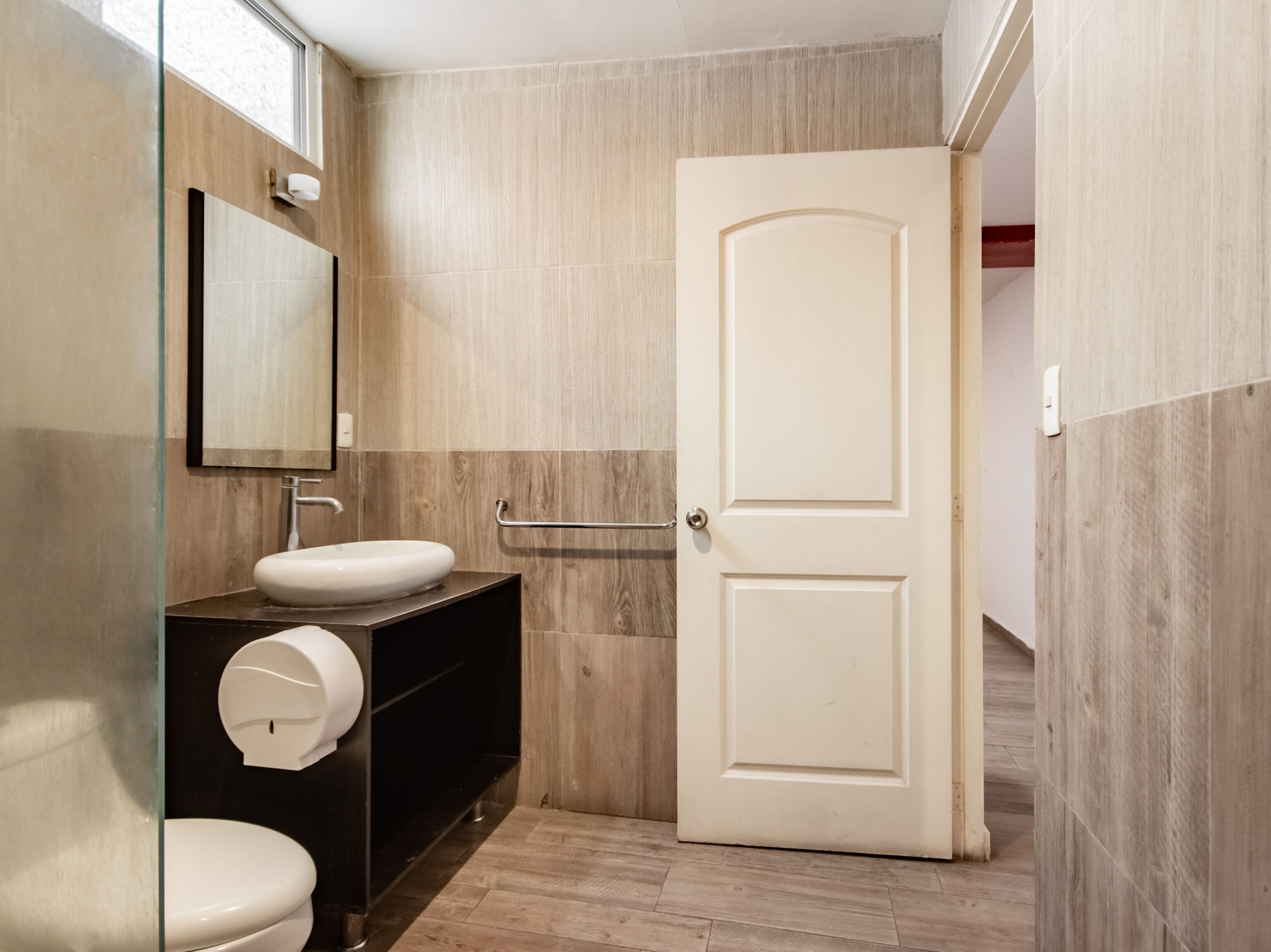 تجهيزات دش، مستلزمات مجانية للعناية الشخصية، مناشف، صابون