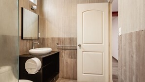 Dusche, kostenlose Toilettenartikel, Handtücher, Seife