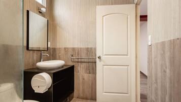 Regadera, amenidades de baño gratuitas, toallas, jabón