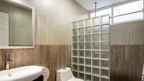 Dusche, kostenlose Toilettenartikel, Handtücher, Seife