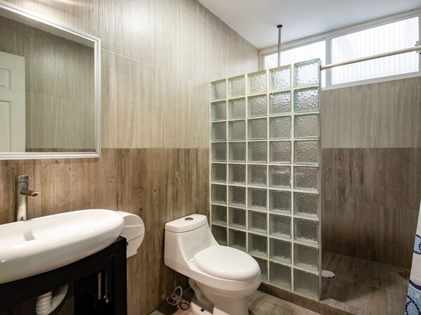 淋浴設備、免費梳洗用品、提供毛巾、番梘