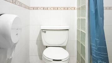 Regadera, amenidades de baño gratuitas, toallas, jabón