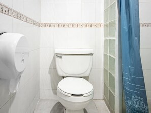 シャワー、バスアメニティ (無料)、タオル、石鹸