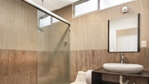 Dusche, kostenlose Toilettenartikel, Handtücher, Seife