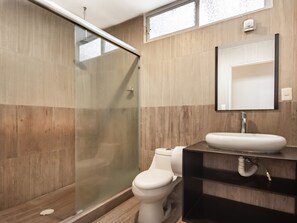 Shower, free toiletries, towels, soap - OYO Hotel Halley (León)