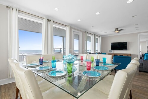 Amazing location! Oceanfront 12bdrm tiki bar pool