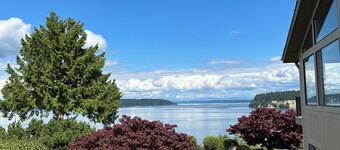 Gig Harbor- Secluded Apartment with Million Dollar View.  10-minute walk to town