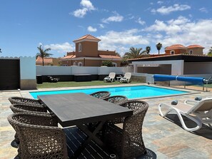 Outdoor pool, a heated pool, sun loungers - Relax in a beautiful air conditioned 3 bed villa, with heated pool. (Calleta de Fuste)