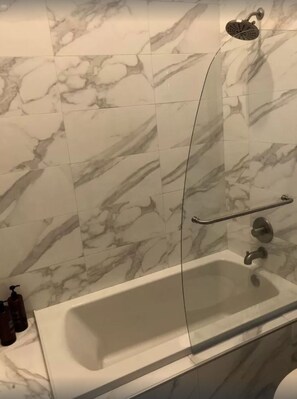 Haartrockner, Handtücher, Seife, Toilettenpapier