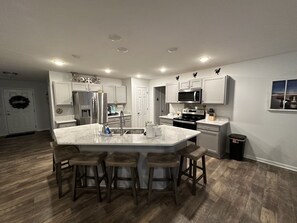 ثلاجة، ميكروويف، فرن، موقد طهي مسطح