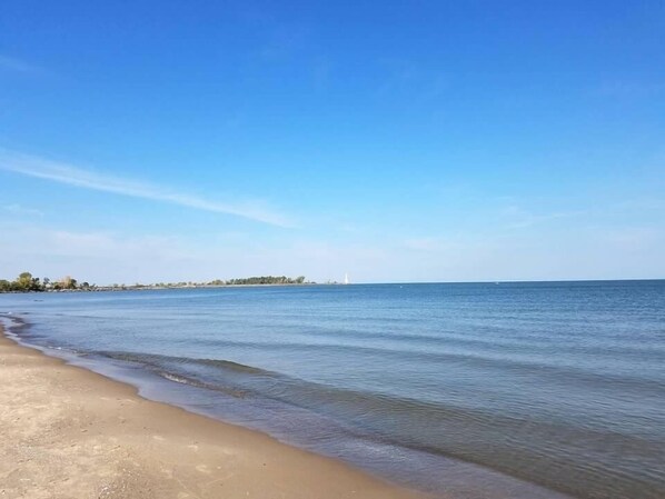 بالقرب من الشاطئ، كراسي للتشمس، مناشف للشاطئ