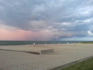 Una playa cerca, sillas reclinables de playa, toallas de playa