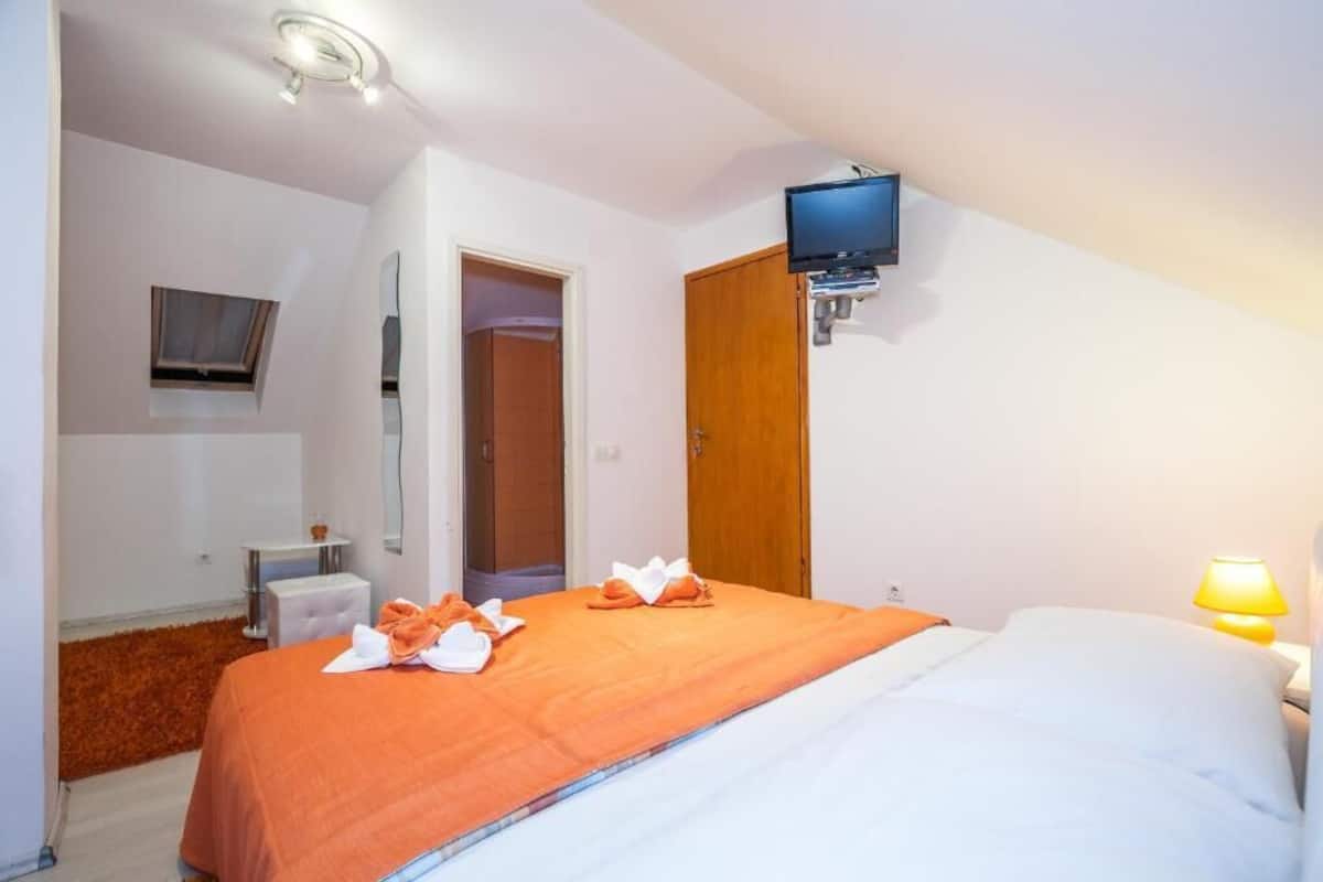 Comfort Double Room | In-room safe, desk, laptop workspace, blackout curtains