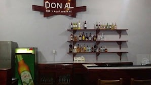 Un área de bar con un cartel que dice 