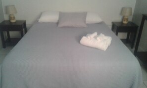 Tabla de planchar con plancha, wifi gratis y ropa de cama