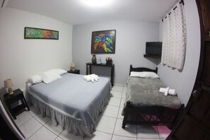 Chambre triple de base | Fer et planche à repasser, accès au Wi-Fi (inclus), literie fournie