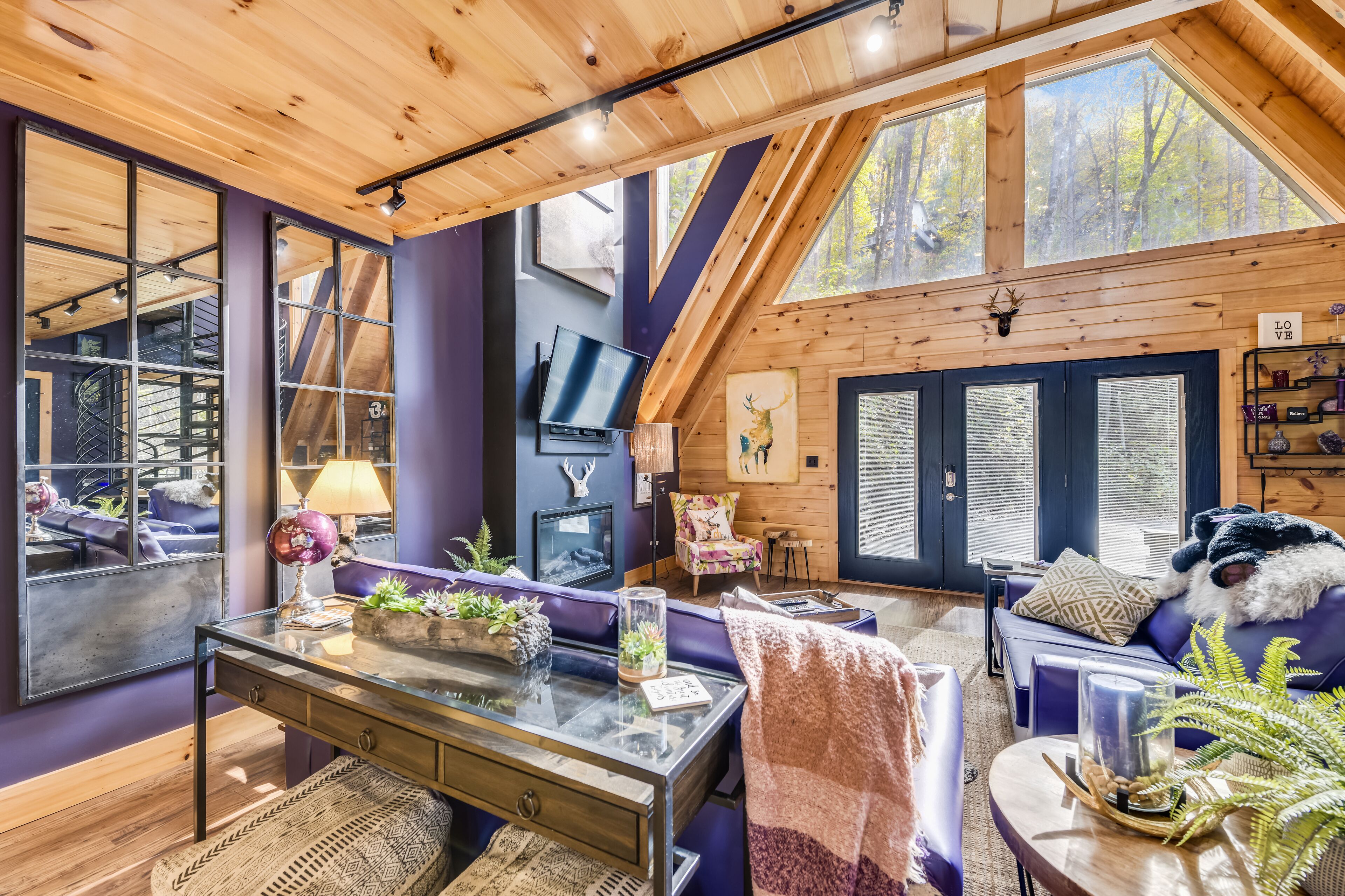 *Luxury Chalet* Secluded w/ stream, Hot Tub, Wifi