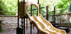 Un'area giochi con due scivoli e una struttura per arrampicata.